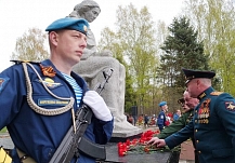 В Ивановской области в День Победы возложили цветы к памятникам и мемориалам