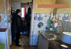 90-летний дом в Ивановской области разваливается на части