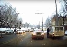 У торгового центра Ивановской области женщина попала под колёса машины