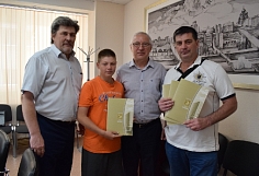В Иванове наградили спасших тонущего ребёнка подростков