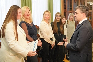 В Ивановской области вручили первые образовательные сертификаты детям участников СВО