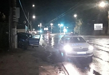 Ночью в Иванове пьяный водитель врезался в столб на чужом автомобиле