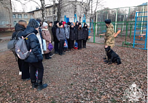 Бойцы Росгвардии научили ребят из Иванова противостоять грозной собаке