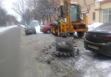 Ивановцы предложили сгребать припаркованные автомобили вместе со снегом
