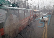 В Иванове погрузчик снега разбил троллейбус