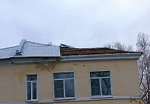 В Кинешме сильный ветер сорвал с детского сада крышу