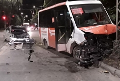 В Иванове автобус снёс легковушку и врезался в столб