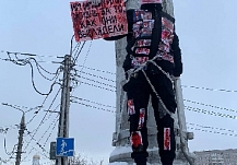 В Иванове парень в «кровавой» одежде приковал себя к опоре моста в знак протеста
