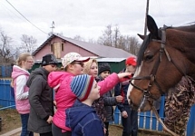 Полицейские покатали детей на лошадях и показали, как дрессируют служебных собак