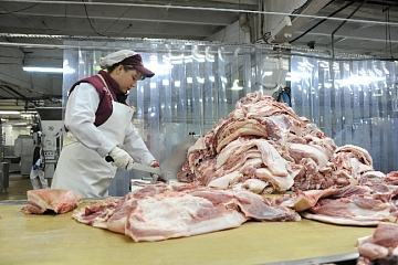На ивановском мясном производстве перебивали даты на продукции